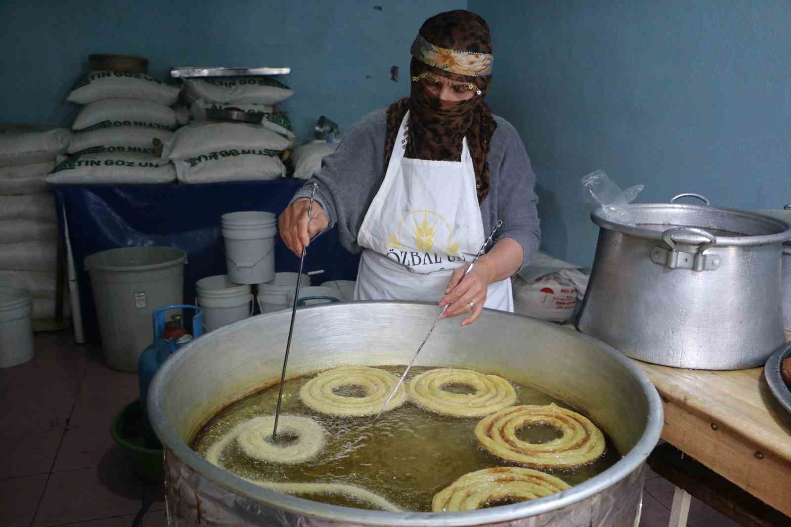 Eşine destek olup 15 metrekarelik dükkanda kadınların gücünü gösteriyor
