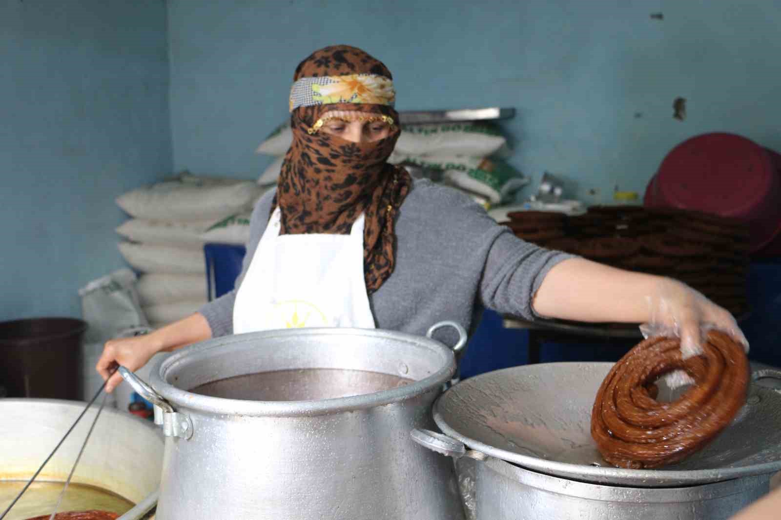 Eşine destek olup 15 metrekarelik dükkanda kadınların gücünü gösteriyor
