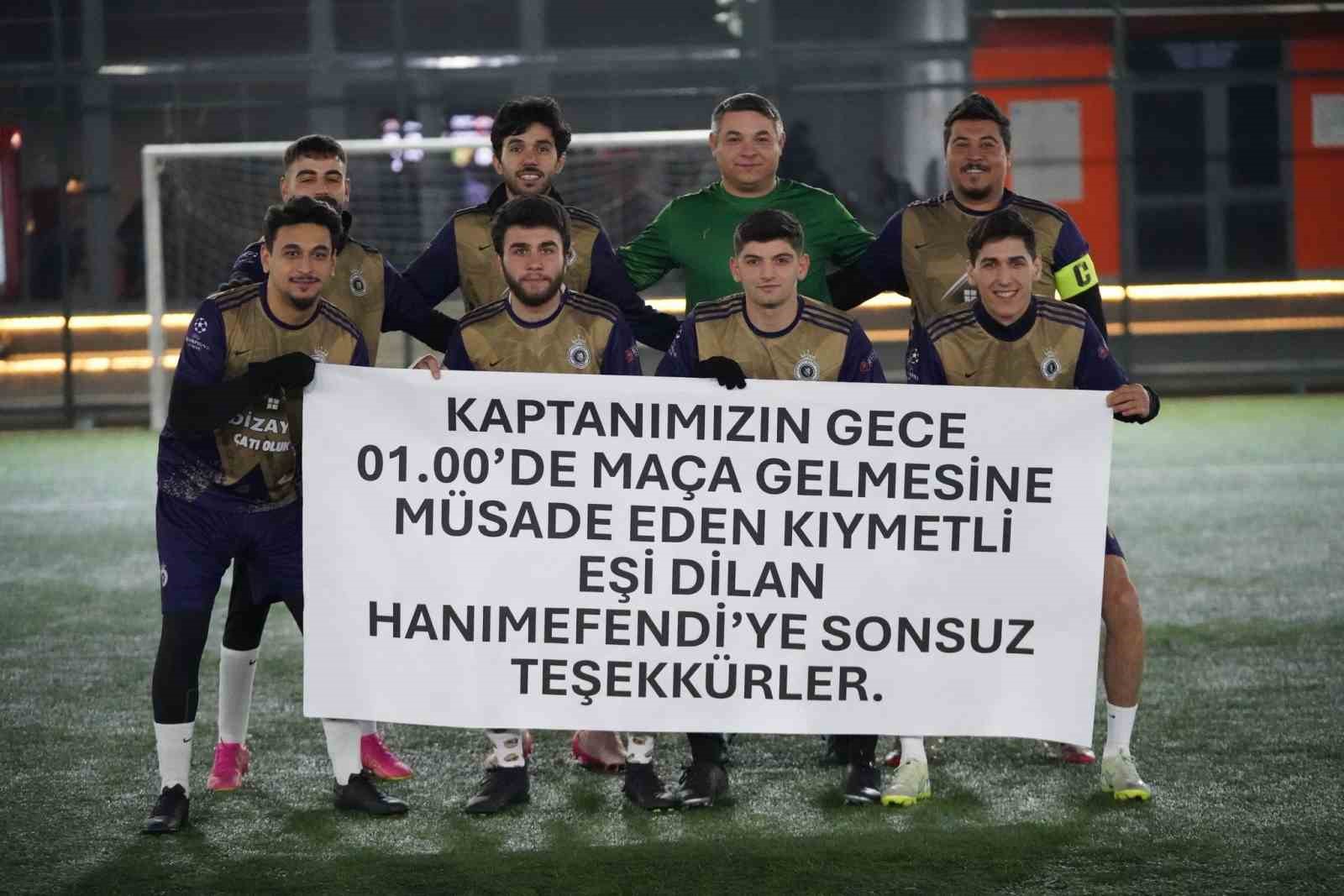 Eşine halı saha izni veren kadına pankartlı teşekkür
