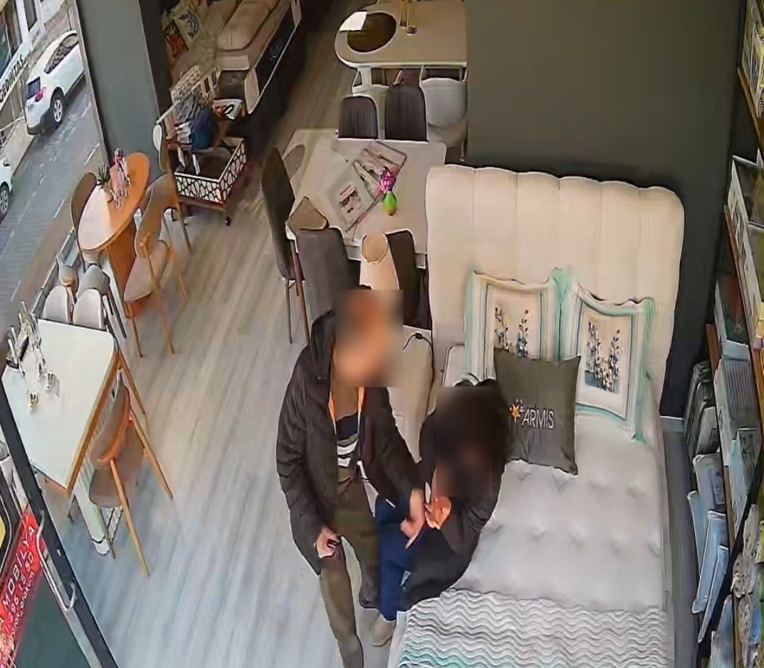 Eşini mobilya mağazasında darbetti: O anlar kamerada

