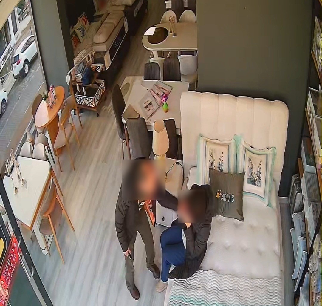 Eşini mobilya mağazasında darbetti: O anlar kamerada
