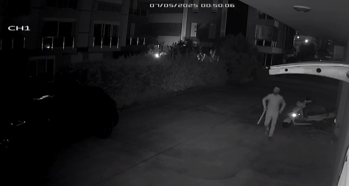 Eşini sokak ortasında sopayla darbettiği iddia edilen sanığa 19 yıl hapis
