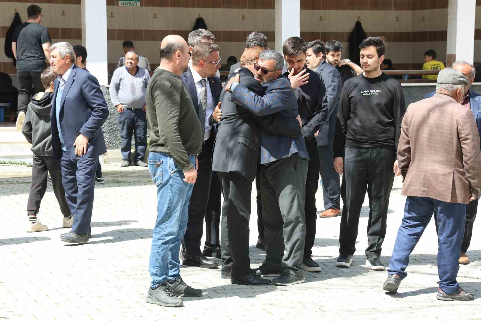 Eşinin cenazesinde fenalaştı, sağlıkçılar müdahale etti
