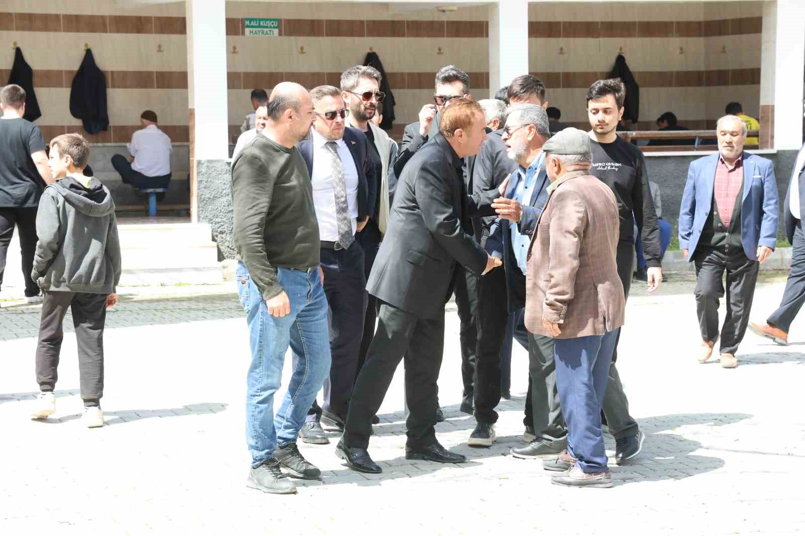 Eşinin cenazesinde fenalaştı, sağlıkçılar müdahale etti
