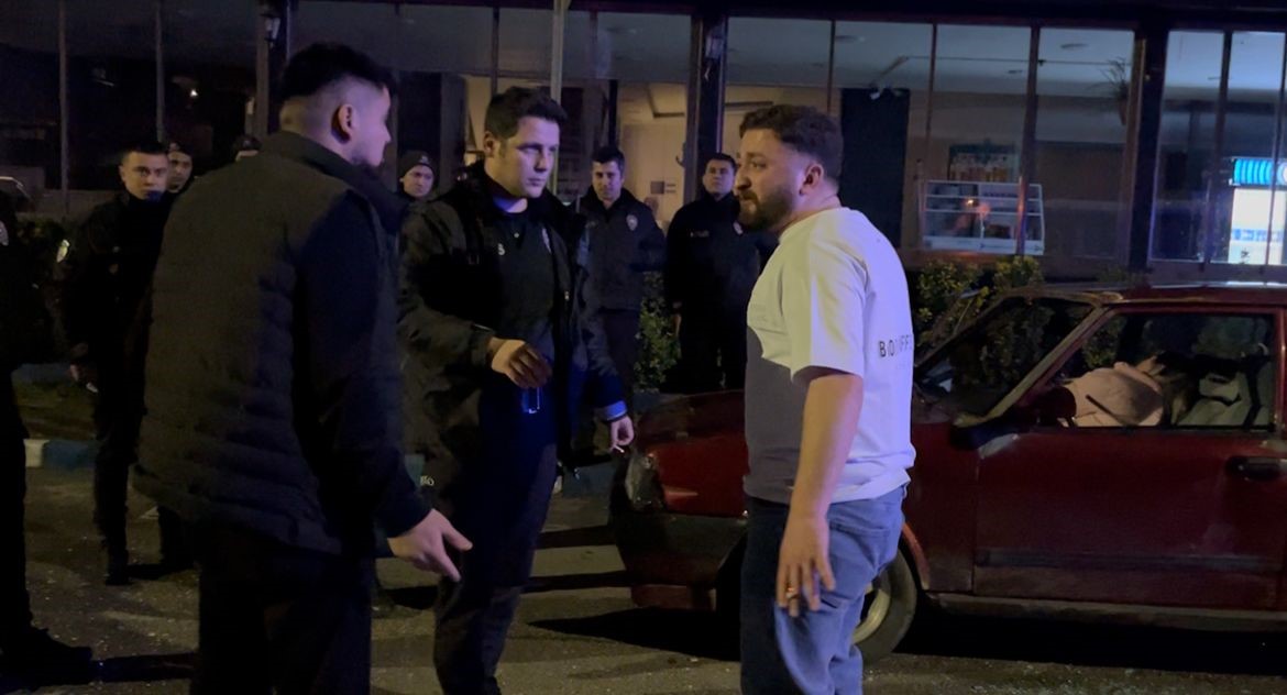 Eşinin yanında darp edildiğini iddia etti, öfkesini aracına zarar verip çıkardı...
