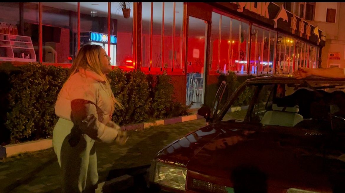 Eşinin yanında darp edildiğini iddia etti, öfkesini aracına zarar verip çıkardı...
