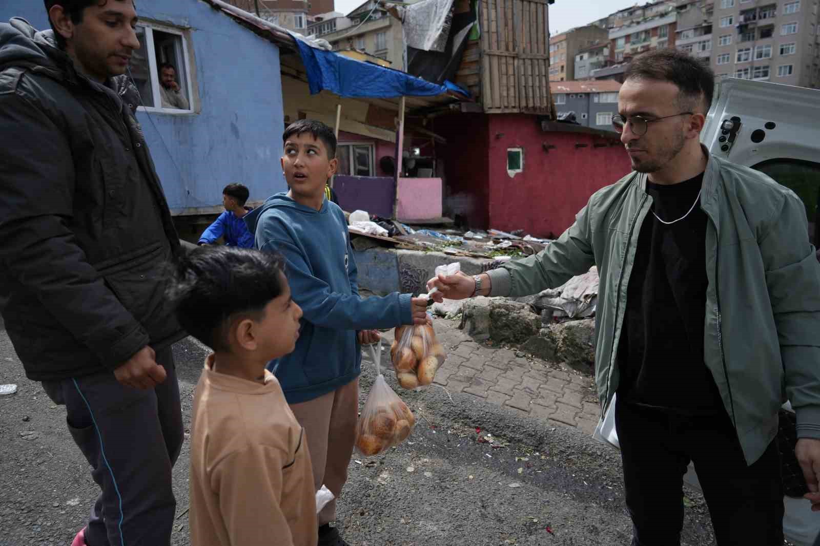 Eşiyle birlikte yaptığı poğaçalarla insanlara umut oluyor
