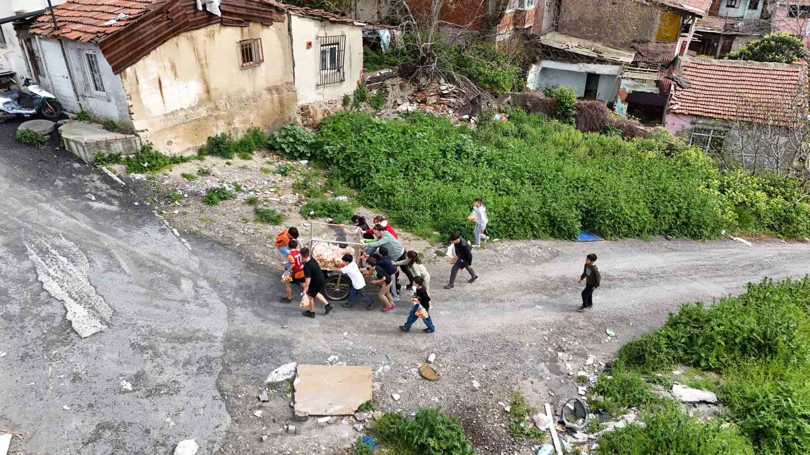 Eşiyle birlikte yaptığı poğaçalarla insanlara umut oluyor
