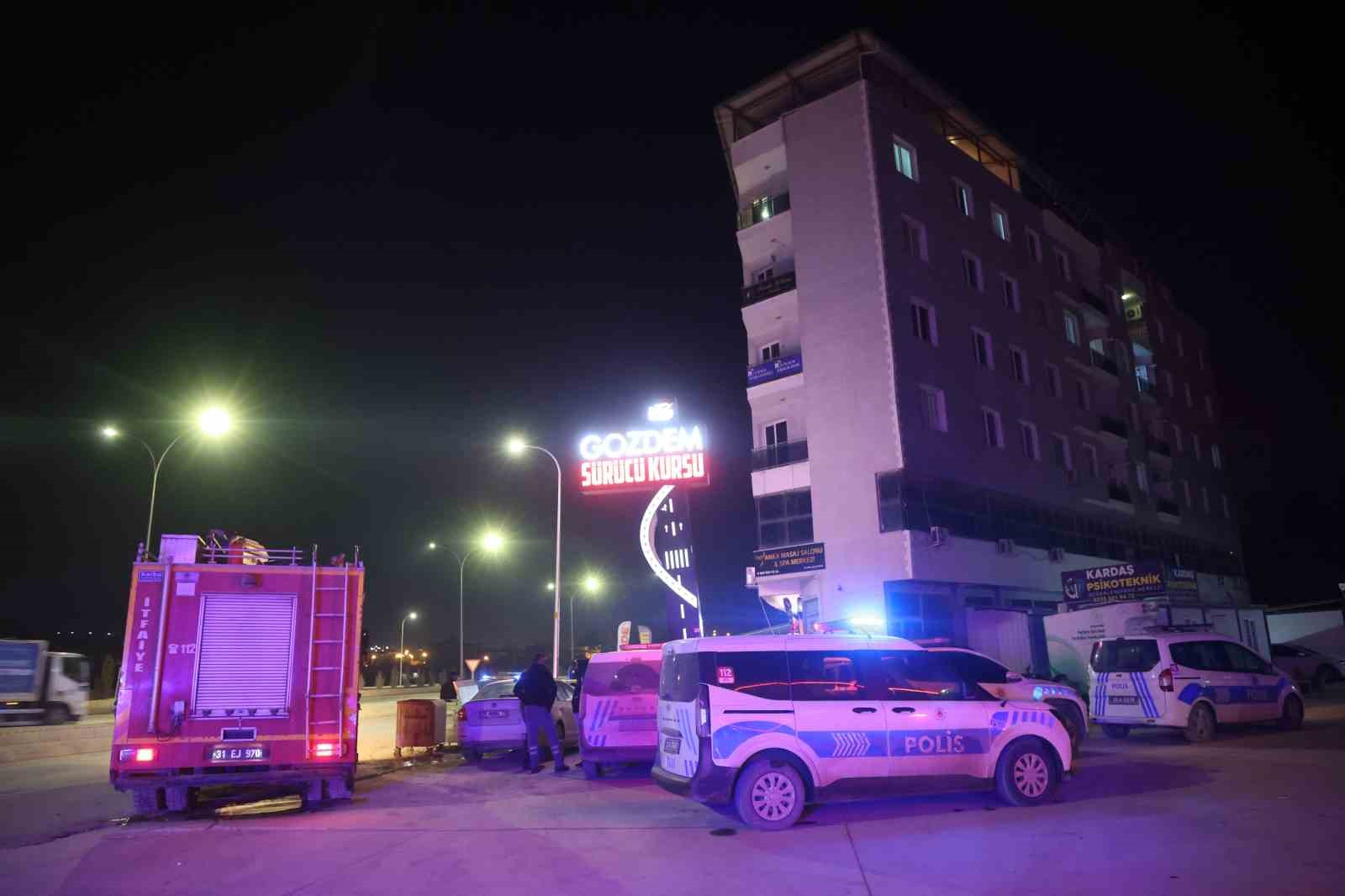 Eşiyle tartışıp camdan atladığı iddia edilen 5 çocuk babası hayatını kaybetti
