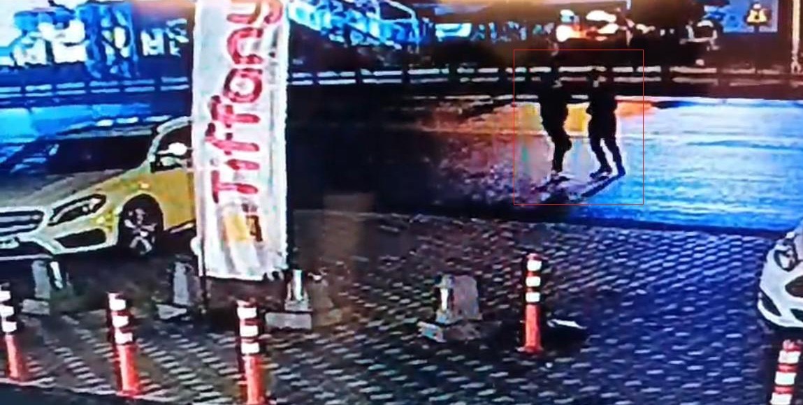 Eşiyle yürüdüğü sırada tanımadığı kişi tarafından bıçaklandı
