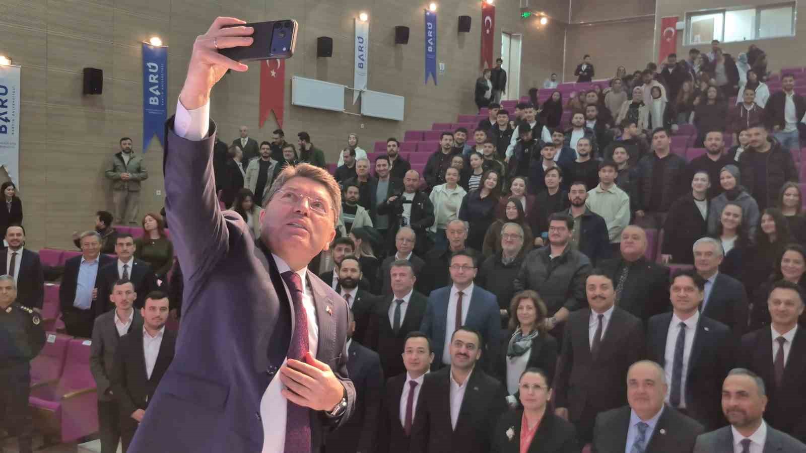 Eski Adalet Bakanı Yılmaz Tunç’tan yargı eleştirilerine tepki
Eski Adalet Bakanı Yılmaz Tunç’tan yargı eleştirilerine tepki