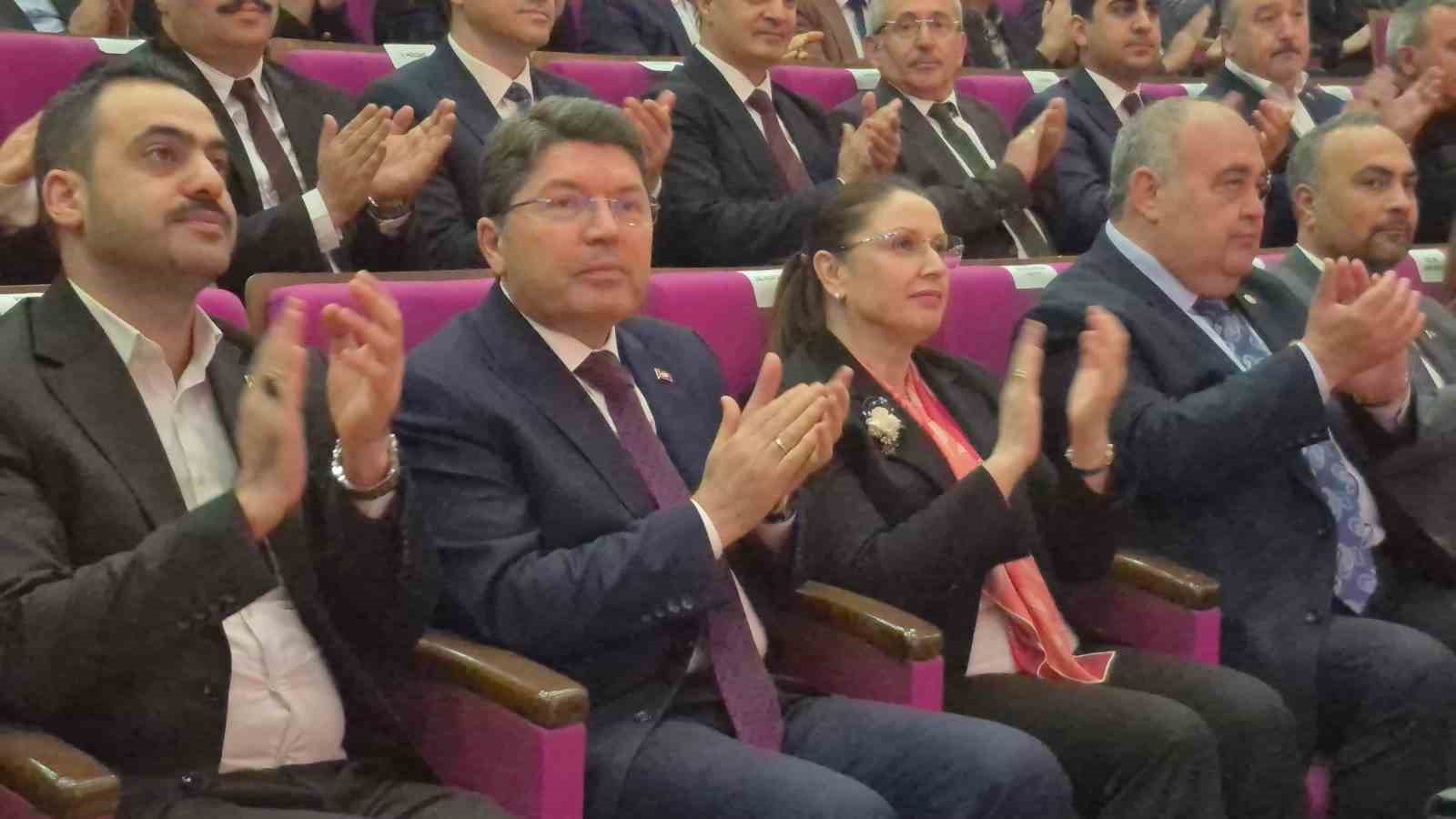 Eski Adalet Bakanı Yılmaz Tunç’tan yargı eleştirilerine tepki
Eski Adalet Bakanı Yılmaz Tunç’tan yargı eleştirilerine tepki