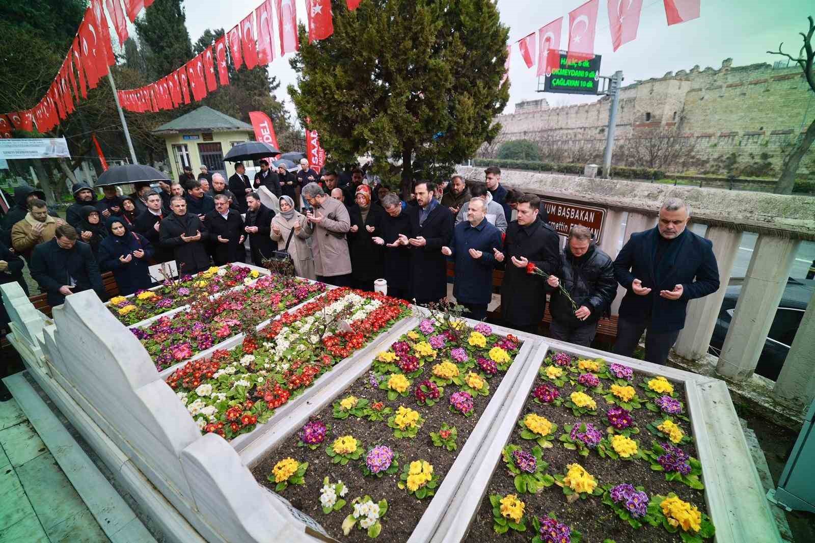 Eski Başbakan Necmettin Erbakan’ı kabri başında anıldı
