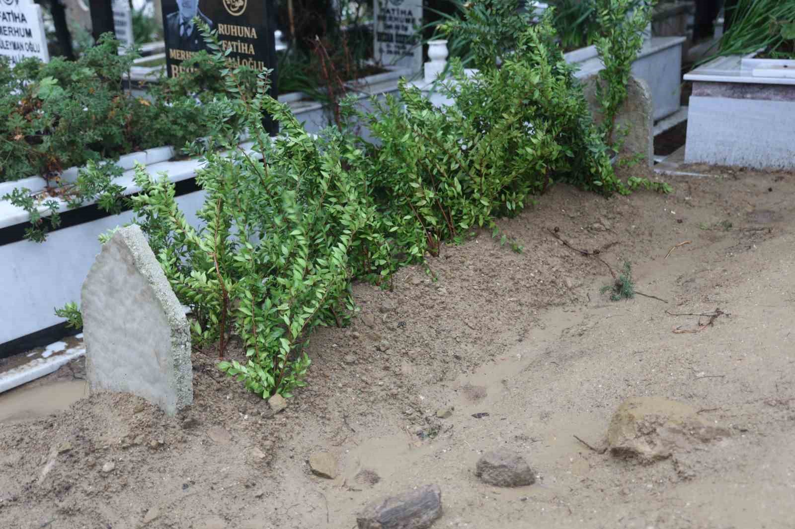 Eski belediye başkanını oğlu baltayla öldürdü
