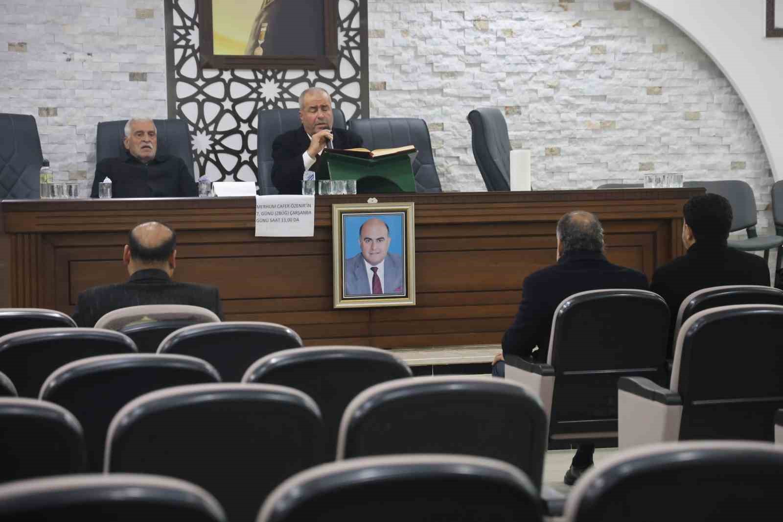 Eski belediye başkanını oğlu baltayla öldürdü
