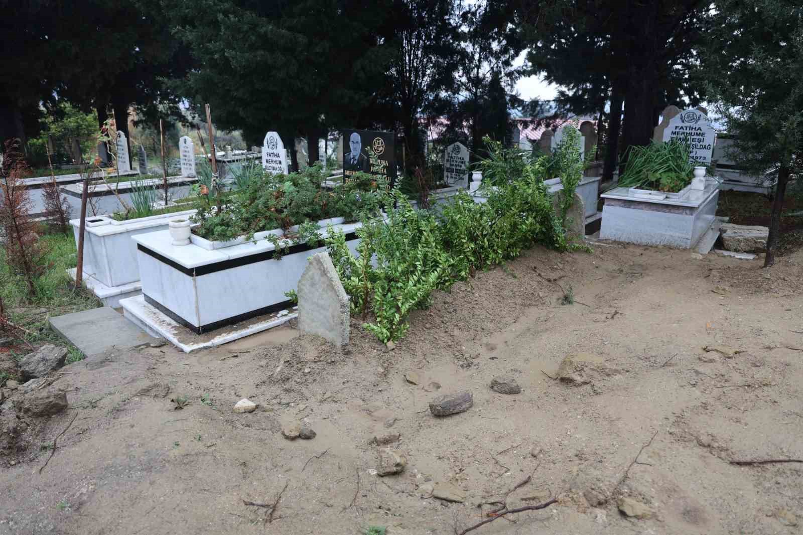 Eski belediye başkanını oğlu baltayla öldürdü
