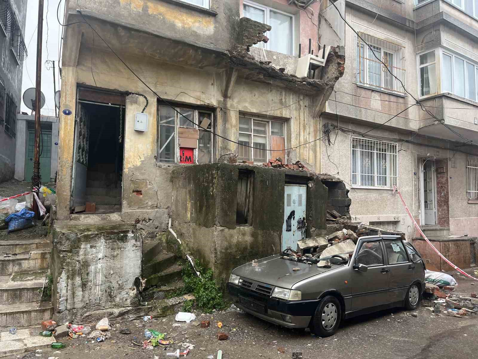 Eski binanın balkonundan düşen beton parçaları bir otomobili kullanılamayacak hale getirdi
