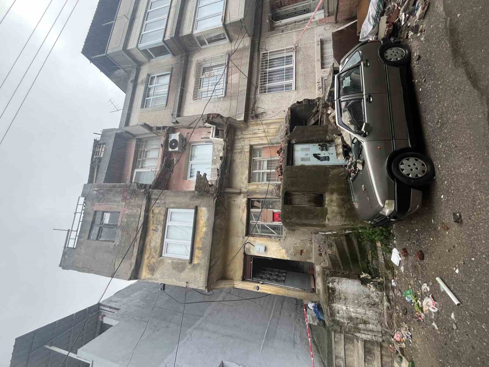 Eski binanın balkonundan düşen beton parçaları bir otomobili kullanılamayacak hale getirdi
