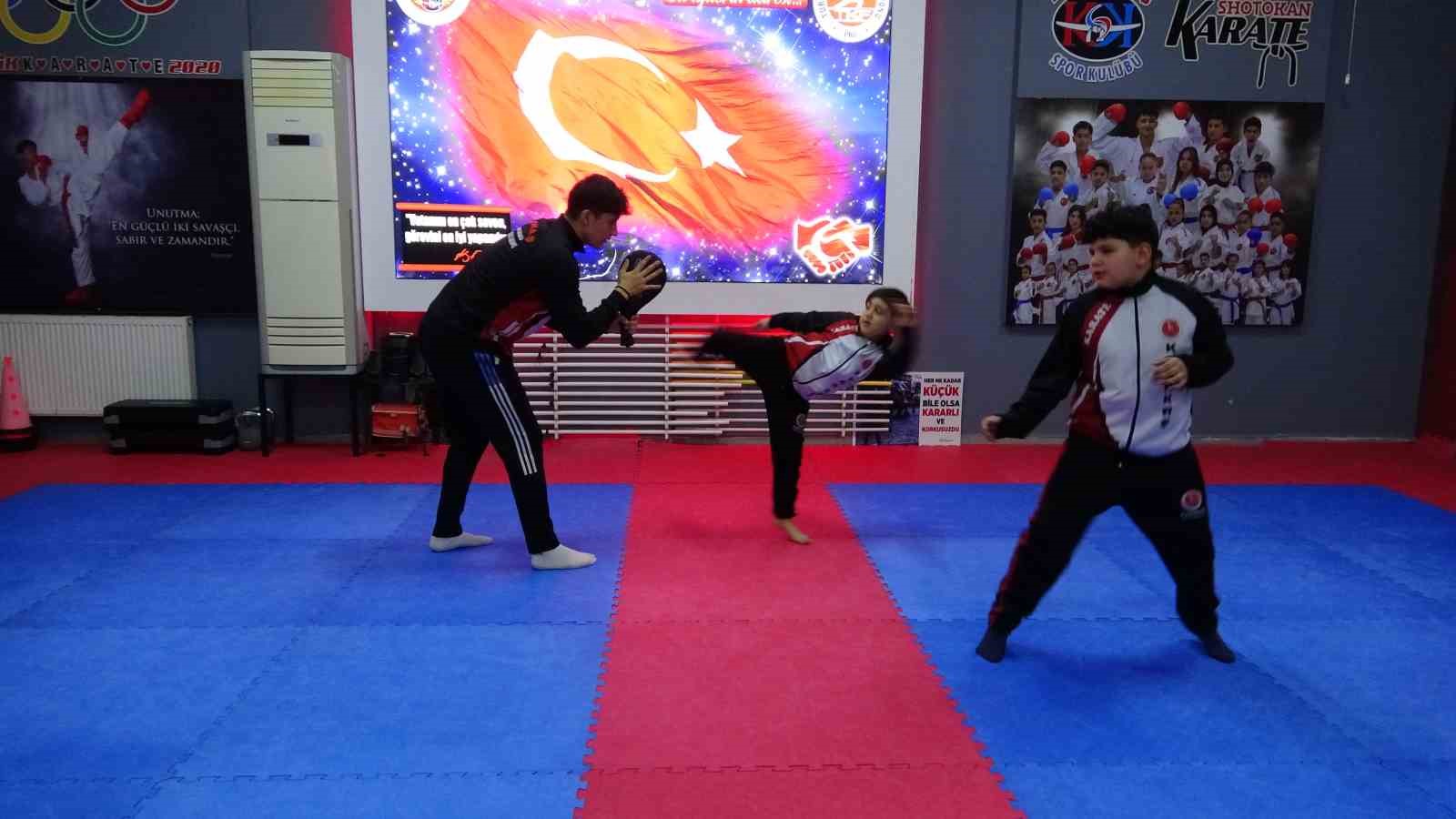 Eski boksör babanın minik sporcu çocukları karatede Türkiye zirvesine çıktı
