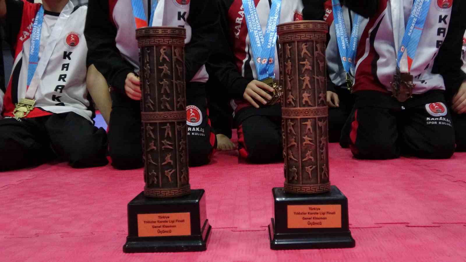 Eski boksör babanın minik sporcu çocukları karatede Türkiye zirvesine çıktı
