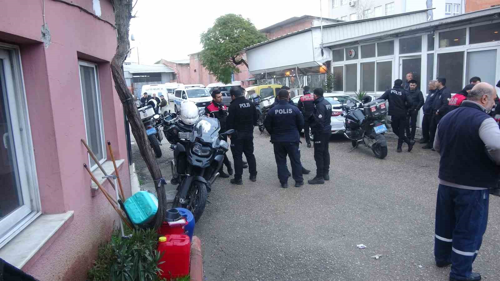 Eski çalıştığı iş yerini basıp 4 kişiyi vuran şahıs çatıda yakalandı
