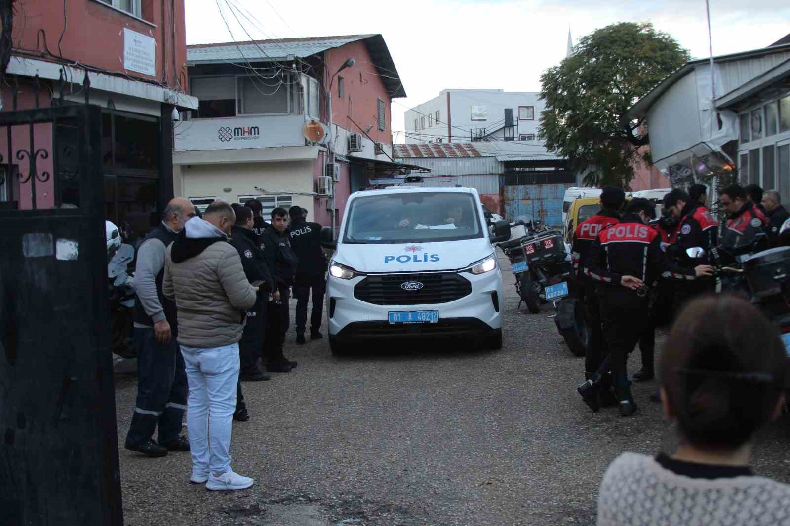 Eski çalıştığı iş yerini basıp 4 kişiyi vuran şahıs çatıda yakalandı
