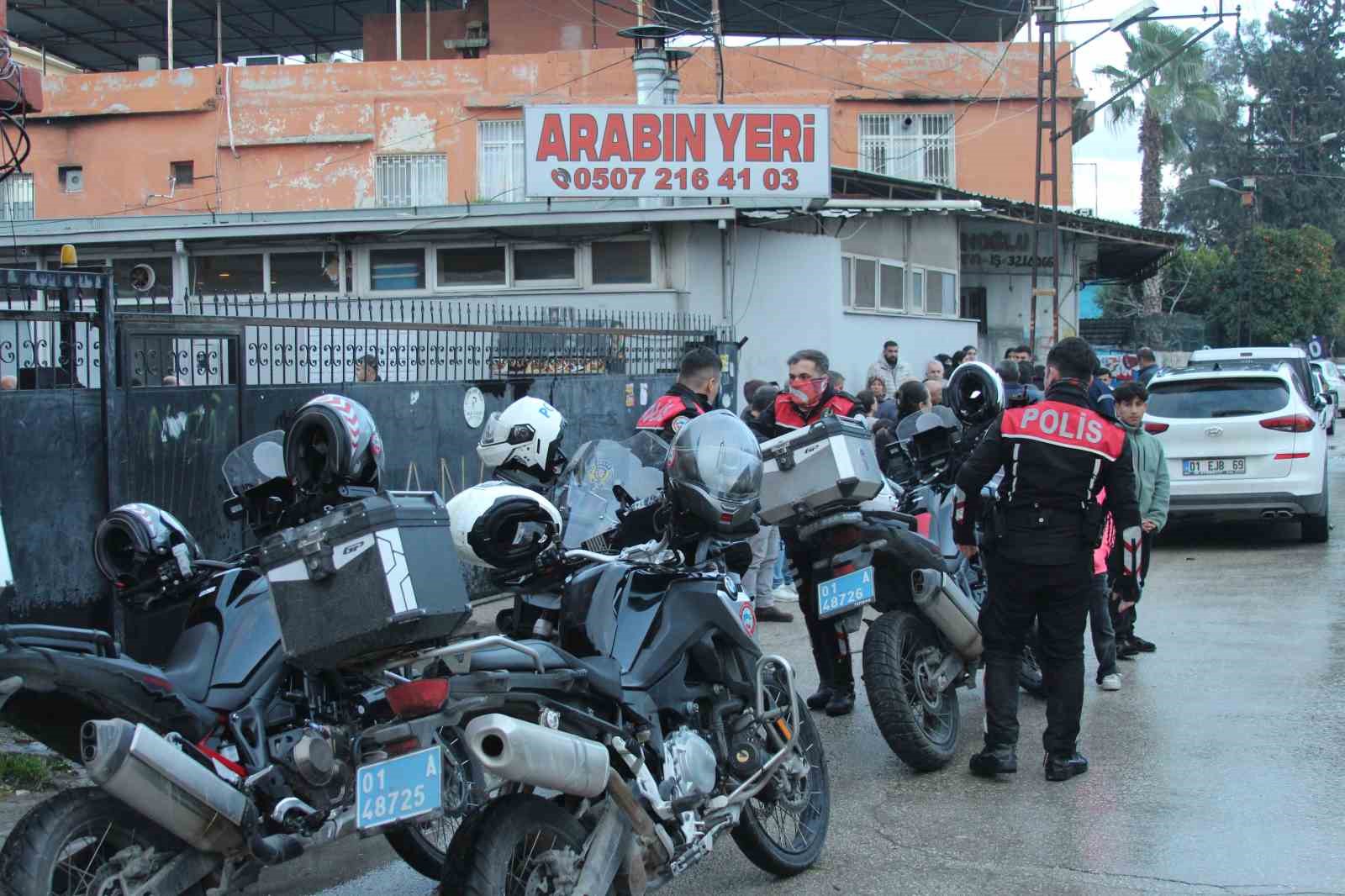 Eski çalıştığı iş yerini basıp 4 kişiyi vuran şahıs çatıda yakalandı
