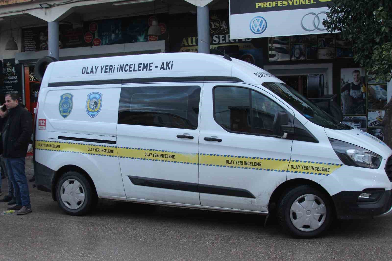 Eski çalıştığı iş yerini basıp 4 kişiyi vuran şahıs çatıda yakalandı
