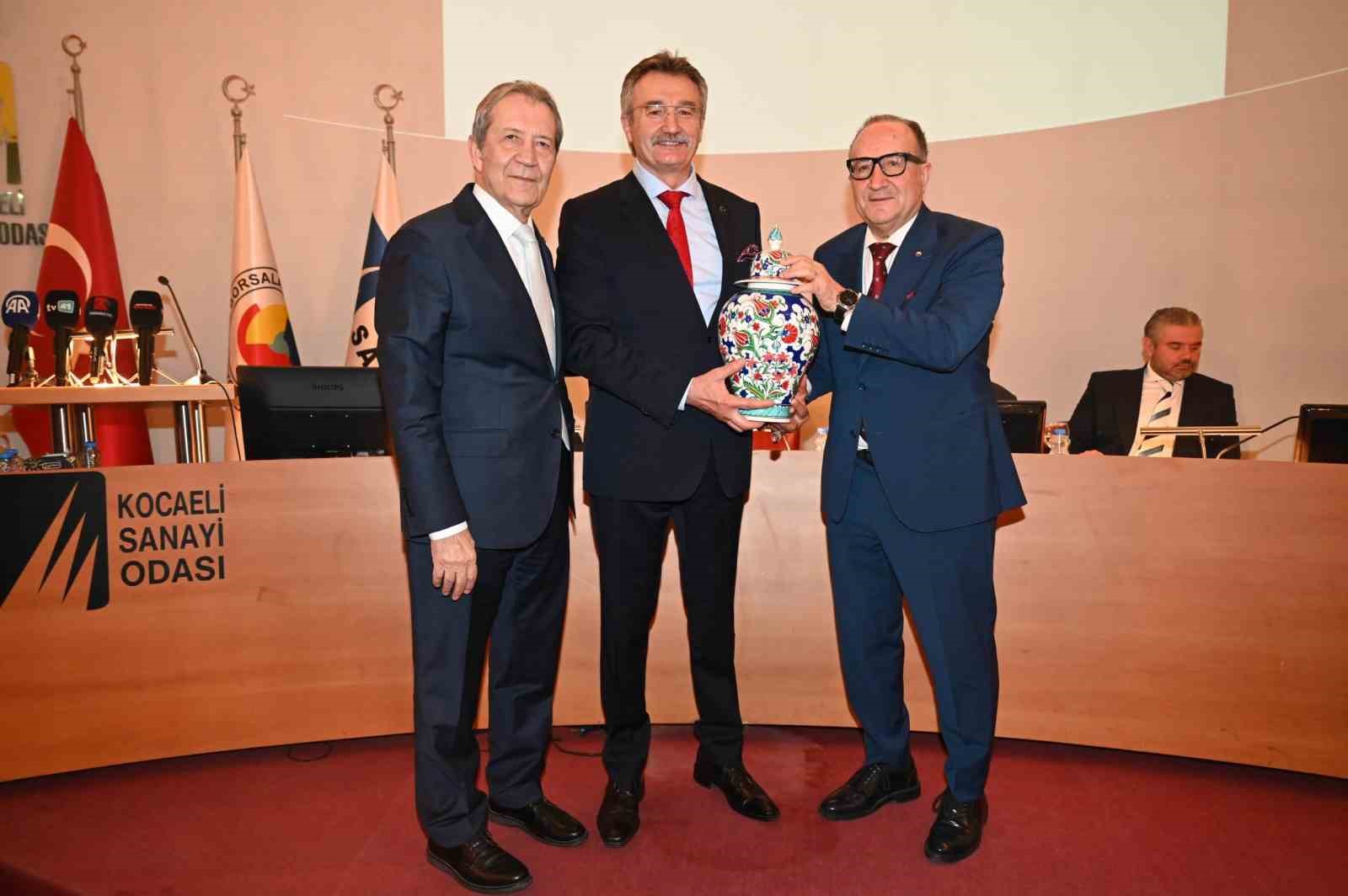 Eski Devlet Bakanı Tüzmen: "86 milyonuz ama sanayide adam yok"
Eski Devlet Bakanı Tüzmen: "86 milyonuz ama sanayide adam yok"