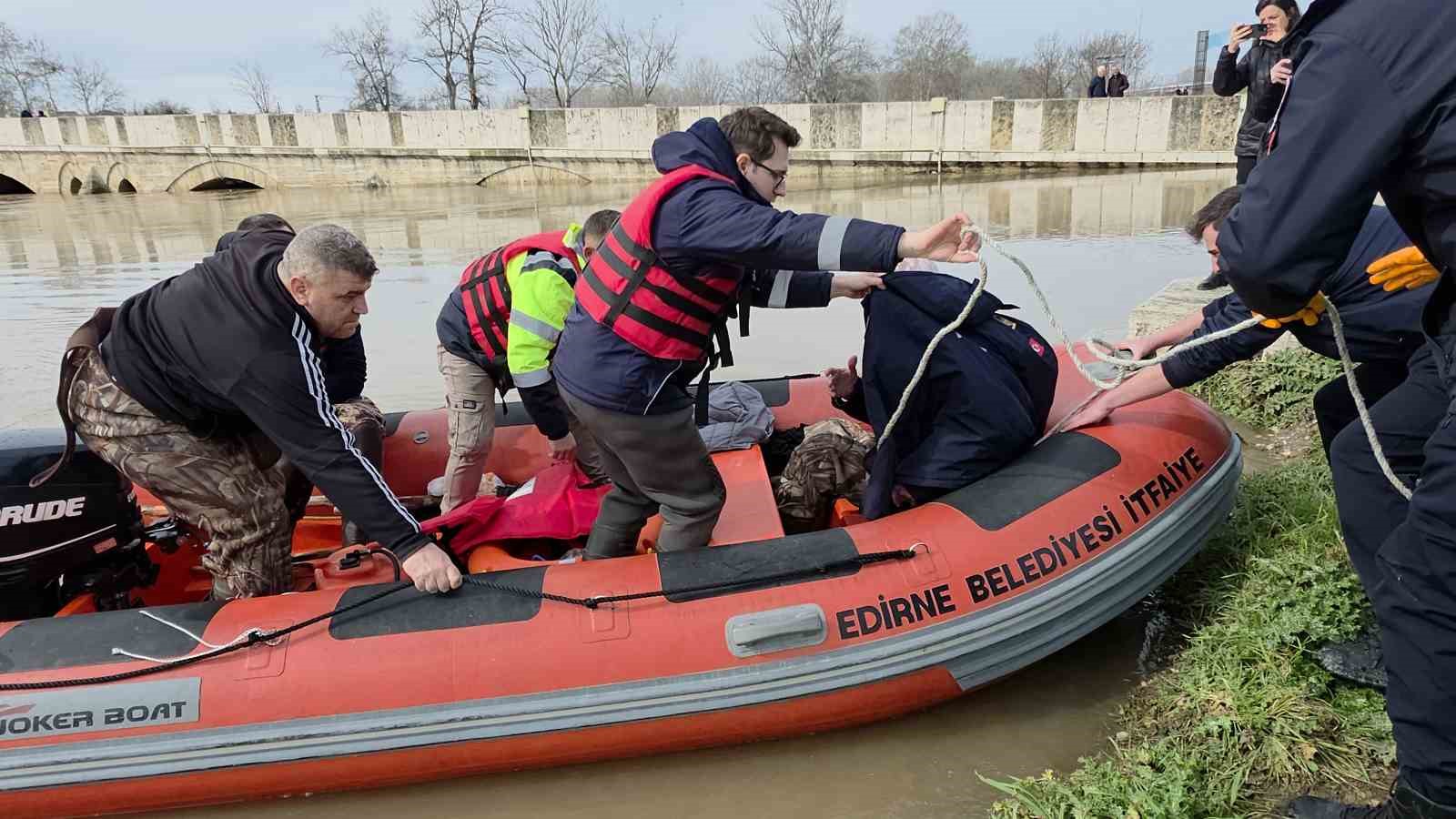 Eski Edirne Belediye Başkanı Hamit Sedefçi botla bahçesinden tahliye edildi
Eski Edirne Belediye Başkanı Hamit Sedefçi botla bahçesinden tahliye edildi