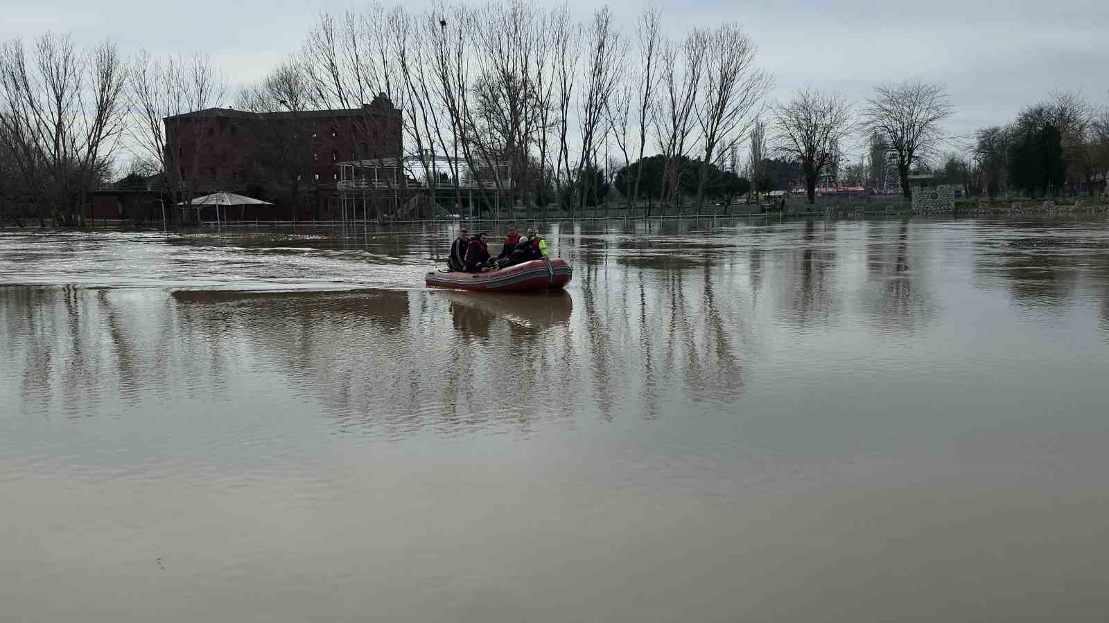 Eski Edirne Belediye Başkanı Hamit Sedefçi botla bahçesinden tahliye edildi
Eski Edirne Belediye Başkanı Hamit Sedefçi botla bahçesinden tahliye edildi