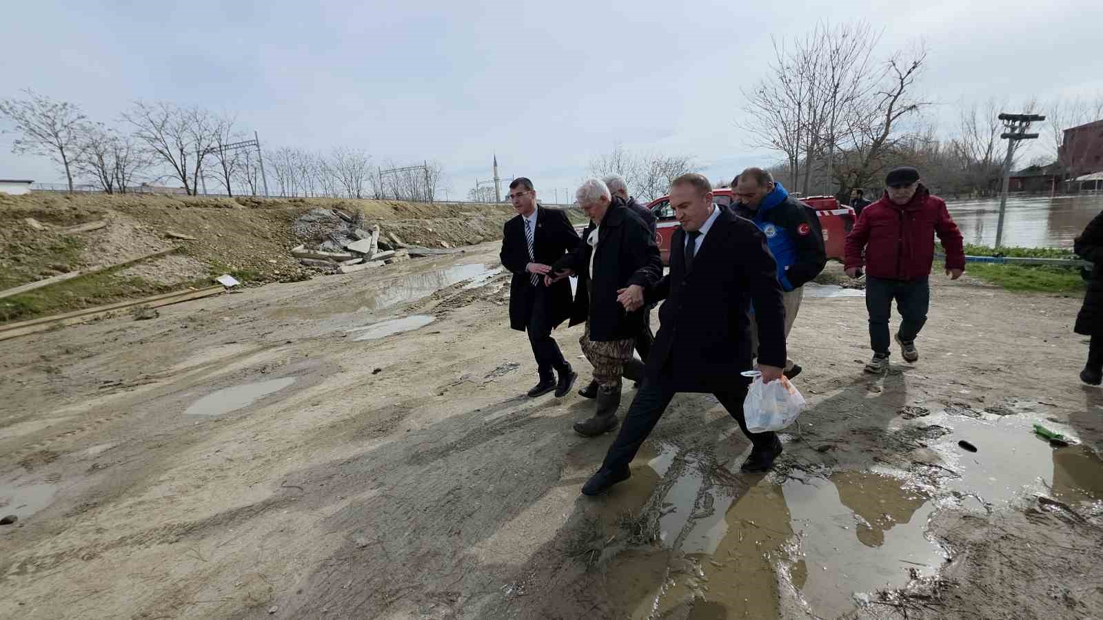 Eski Edirne Belediye Başkanı Hamit Sedefçi botla bahçesinden tahliye edildi
Eski Edirne Belediye Başkanı Hamit Sedefçi botla bahçesinden tahliye edildi