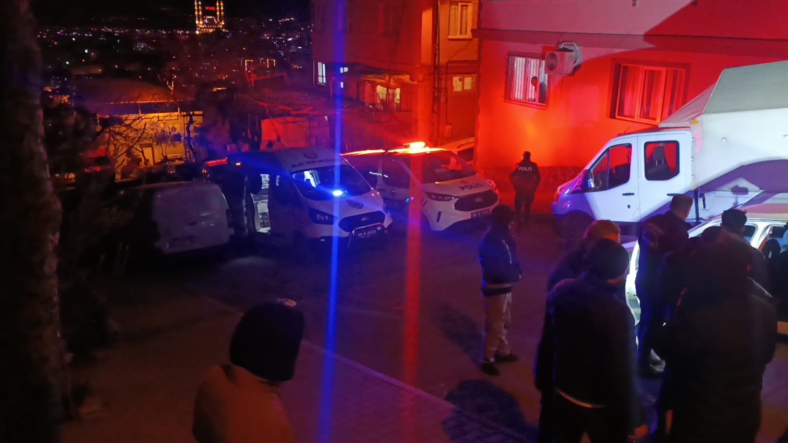 Eski eşinden çocuğunu almaya giden adam, silahla vurularak ağır yaralandı
