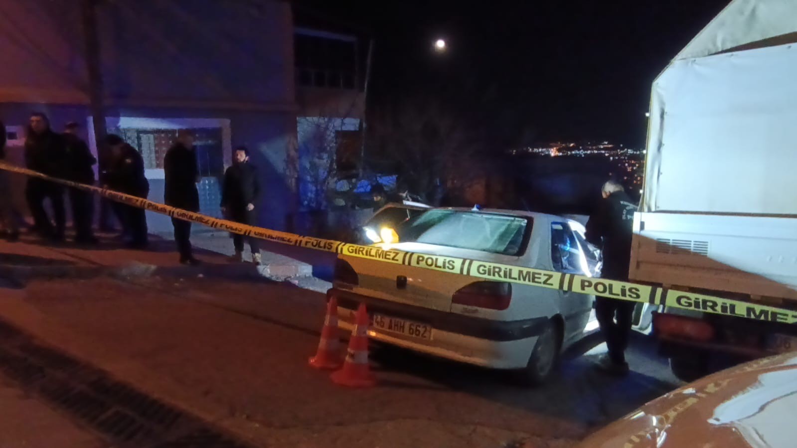 Eski eşinden çocuğunu almaya giden adam, silahla vurularak ağır yaralandı
