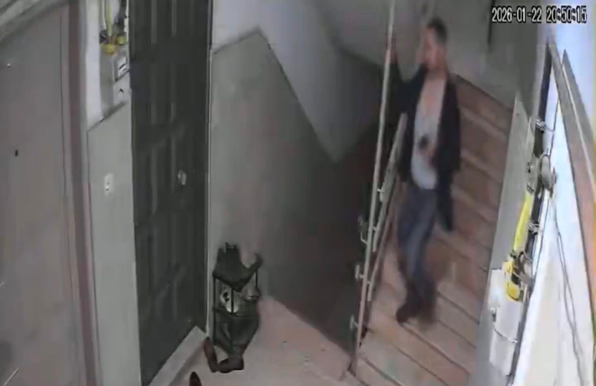 Eski eşine vahşeti yaşatan şahsın olay sonrası kaçma anları kamerada
Eski eşine vahşeti yaşatan şahsın olay sonrası kaçma anları kamerada