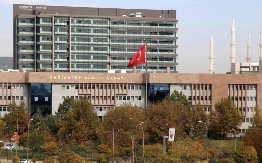 Eski eşini başka adamla gördüğü için öldürmek isteyen sanığa 15 yıl 10 ay hapis
