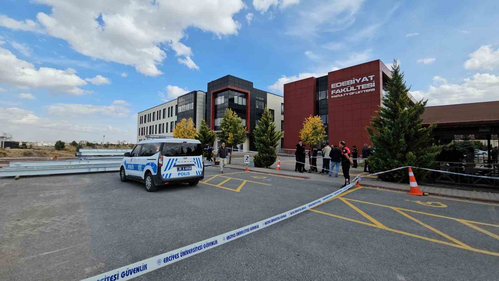 Eski eşini fakülte önünde öldüren zanlı: "Ruh sağlığım yerinde değildi"
Eski eşini fakülte önünde öldüren zanlı: "Ruh sağlığım yerinde değildi"