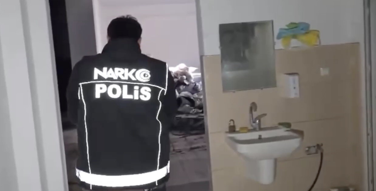 Eski fabrika binasını uyuşturucu imalathanesine çevirmiş: 130 kilo uyuşturucu ele geçirildi
