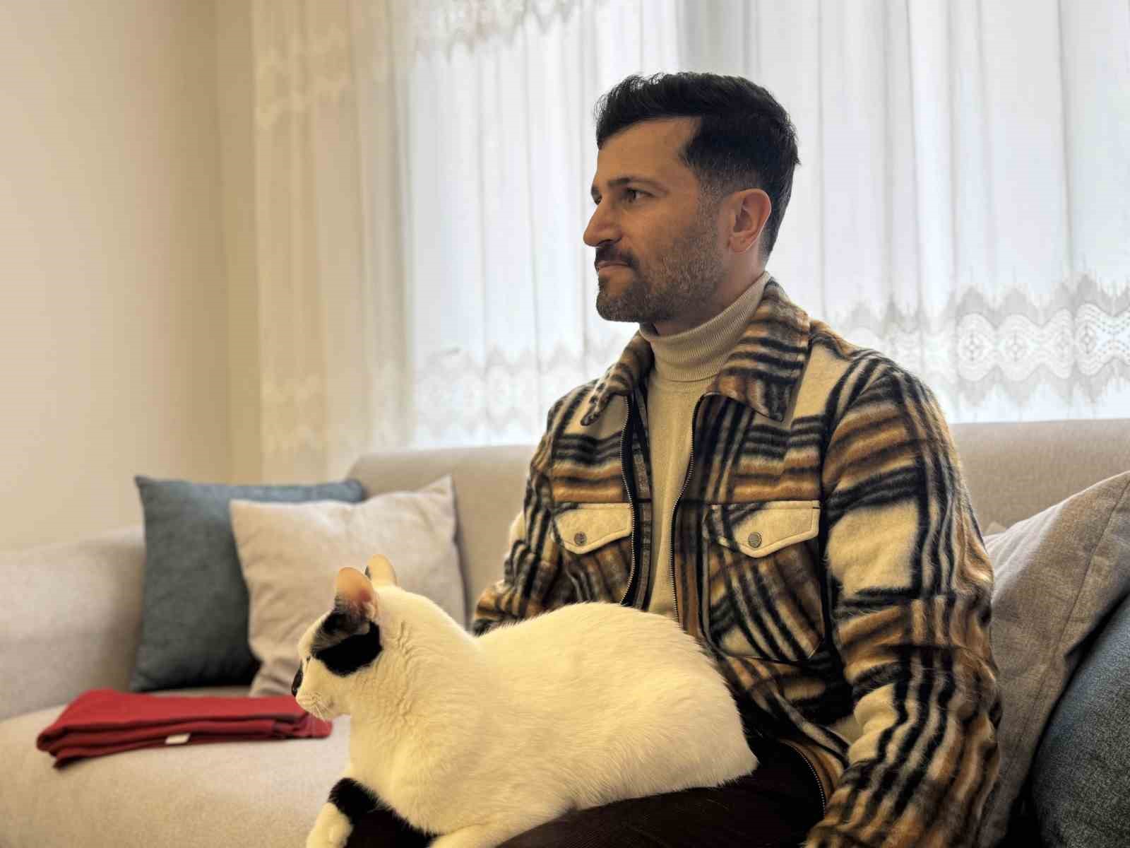 Eski itfaiye eri, enkazdan çıkardığı kediyle deprem travmasını birlikte atlattı
