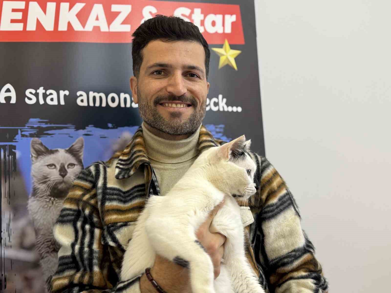 Eski itfaiye eri, enkazdan çıkardığı kediyle deprem travmasını birlikte atlattı
