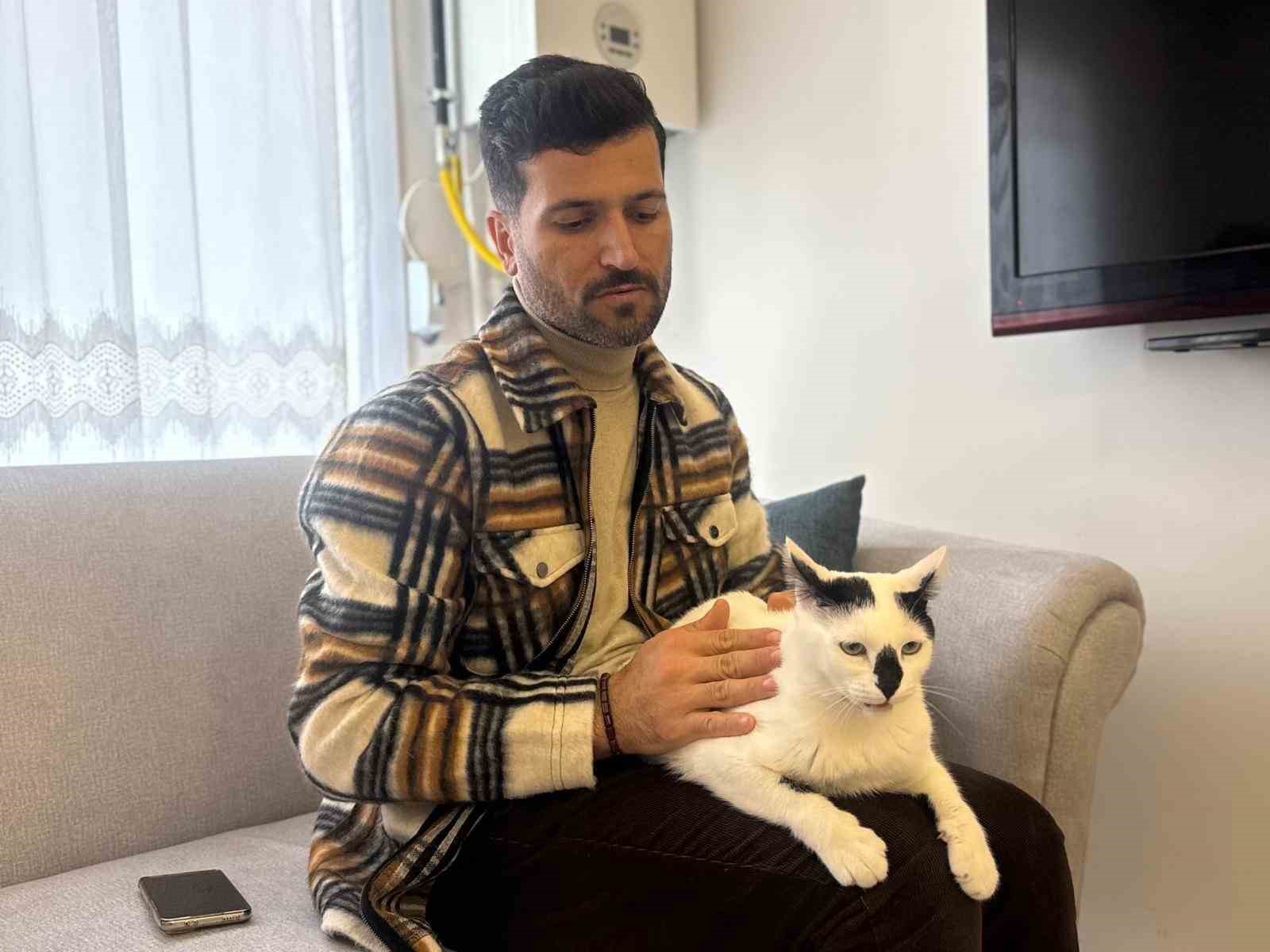 Eski itfaiye eri, enkazdan çıkardığı kediyle deprem travmasını birlikte atlattı
