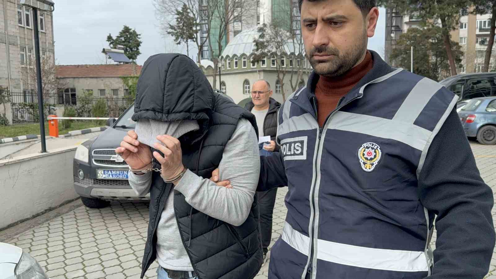 Eski karısının bıçak tehdidiyle cep telefonunu gasp etti
