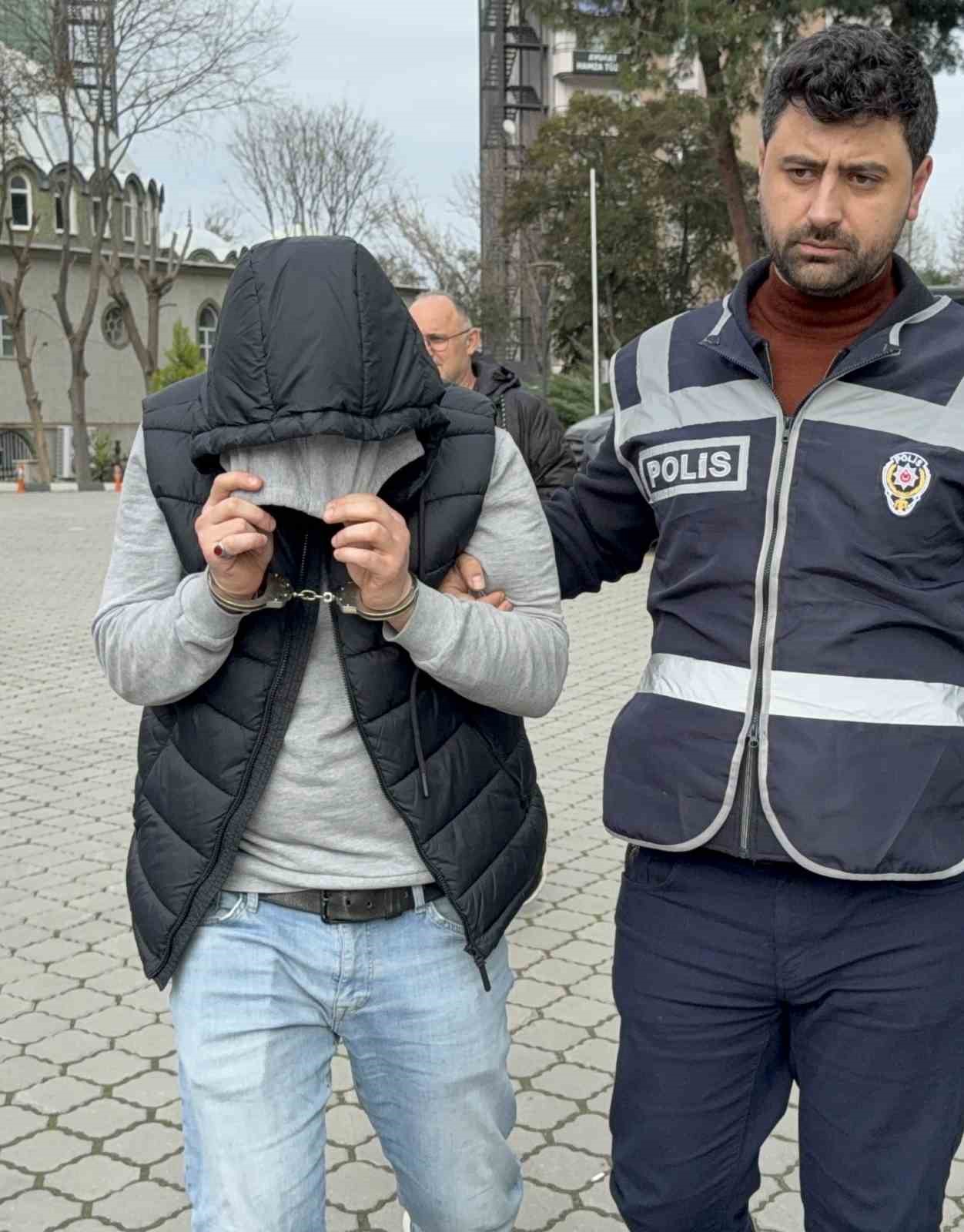 Eski karısının bıçak tehdidiyle cep telefonunu gasp etti
