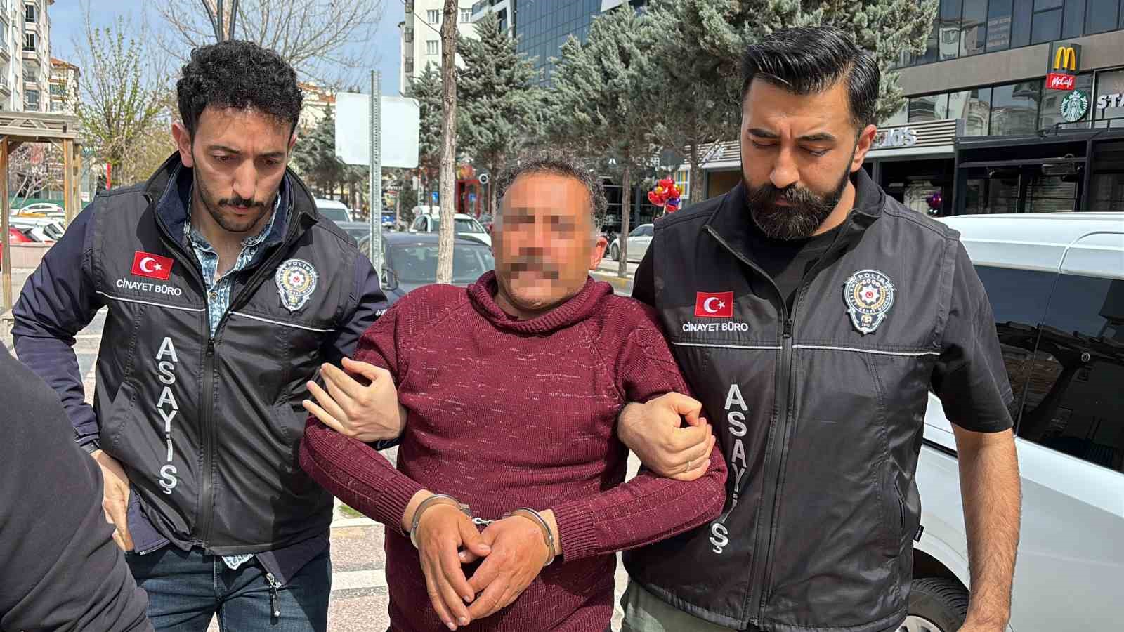 Eski kayınpederi olan öz amcasının evine kurşun yağdırdı: 1 ölü
Eski kayınpederi olan öz amcasının evine kurşun yağdırdı: 1 ölü