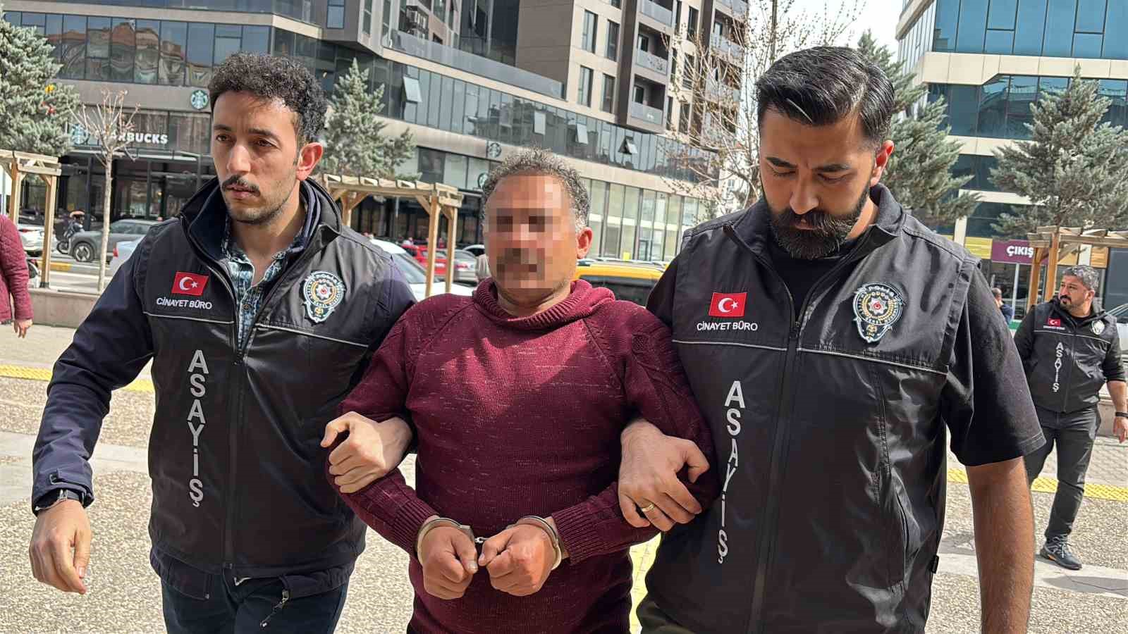 Eski kayınpederi olan öz amcasının evine kurşun yağdırdı: 1 ölü
Eski kayınpederi olan öz amcasının evine kurşun yağdırdı: 1 ölü