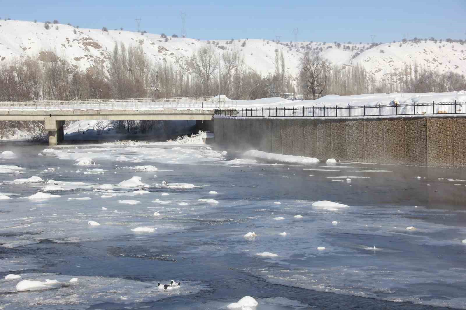 Eski kışlar geri geldi, Kızılırmak’ın yüzeyi kısmen dondu

