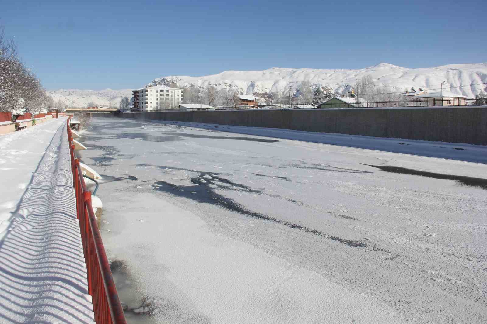 Eski kışlar geri geldi, Kızılırmak’ın yüzeyi kısmen dondu
