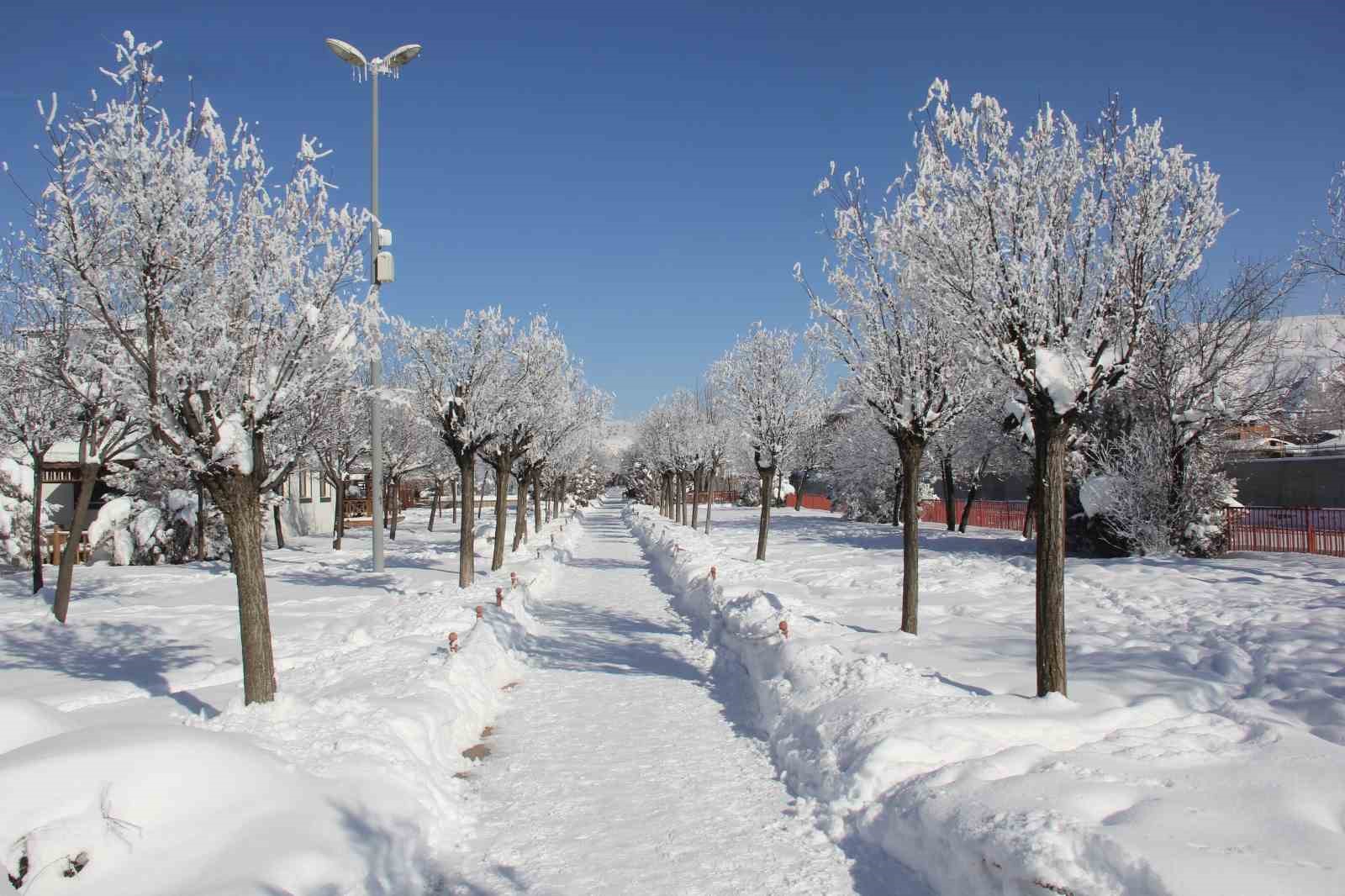 Eski kışlar geri geldi, Kızılırmak’ın yüzeyi kısmen dondu

