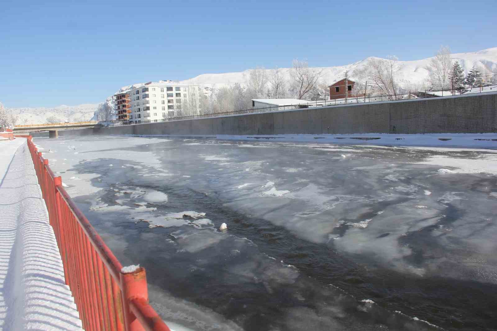 Eski kışlar geri geldi, Kızılırmak’ın yüzeyi kısmen dondu
