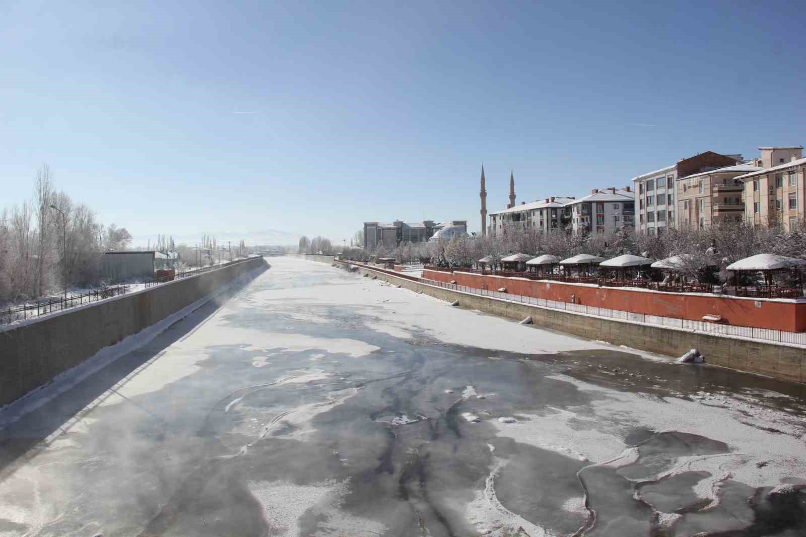 Eski kışlar geri geldi, Kızılırmak’ın yüzeyi kısmen dondu
